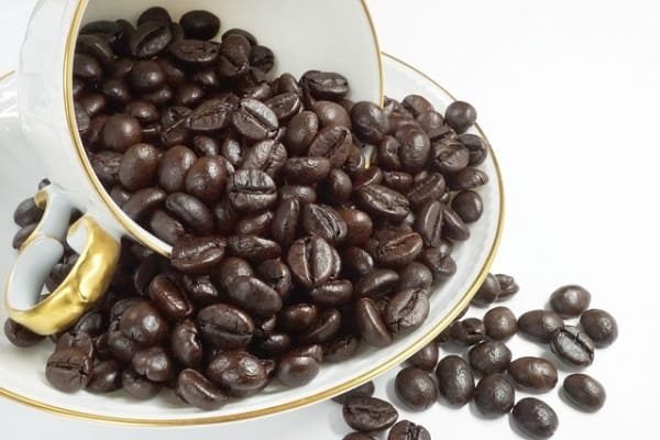 こぼれるコーヒー豆