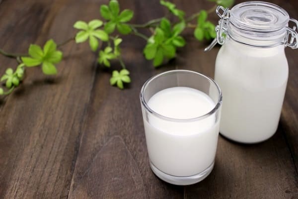 牛乳でニンニクの臭いを消すには?